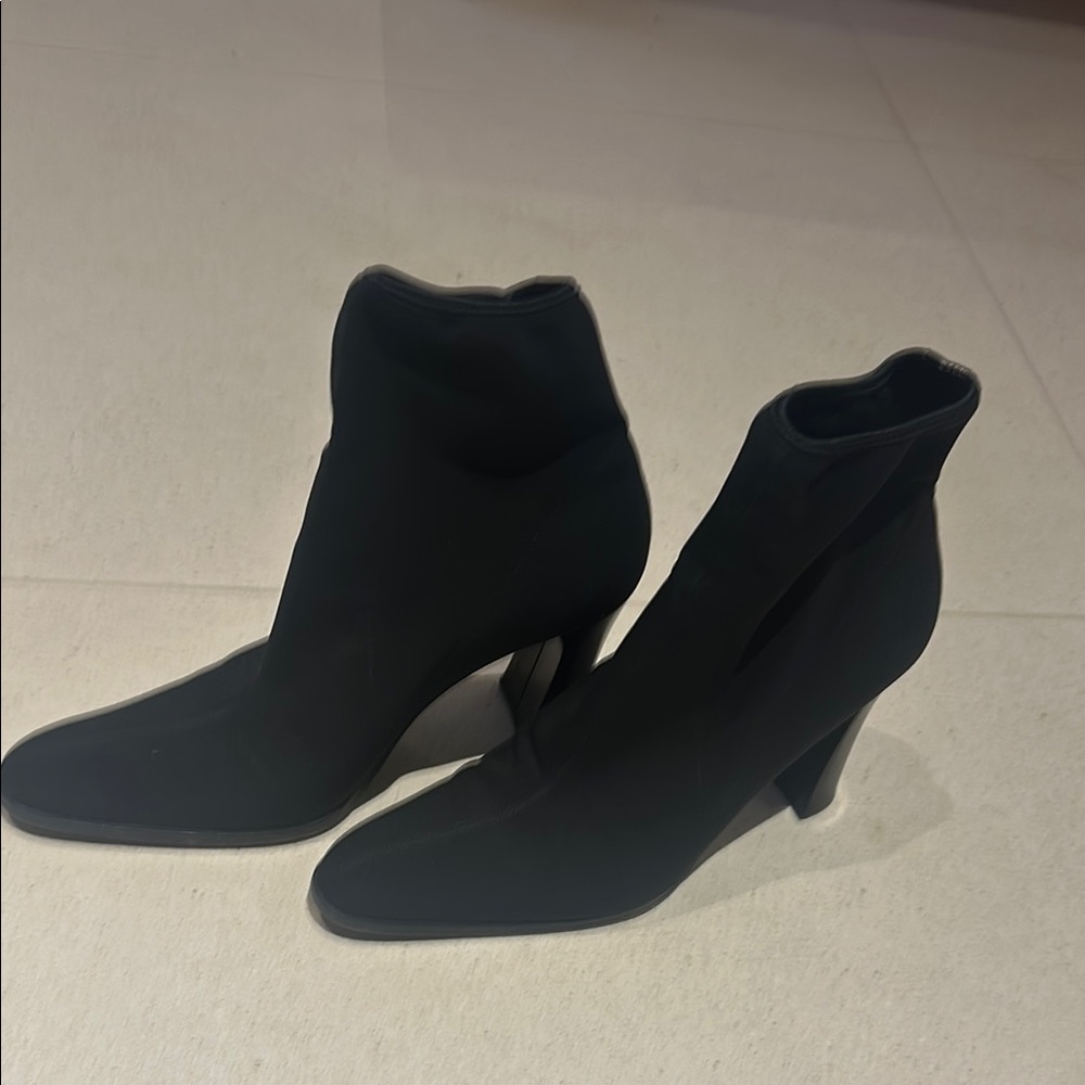 Beautiful comfortable booties. Made in Italy!